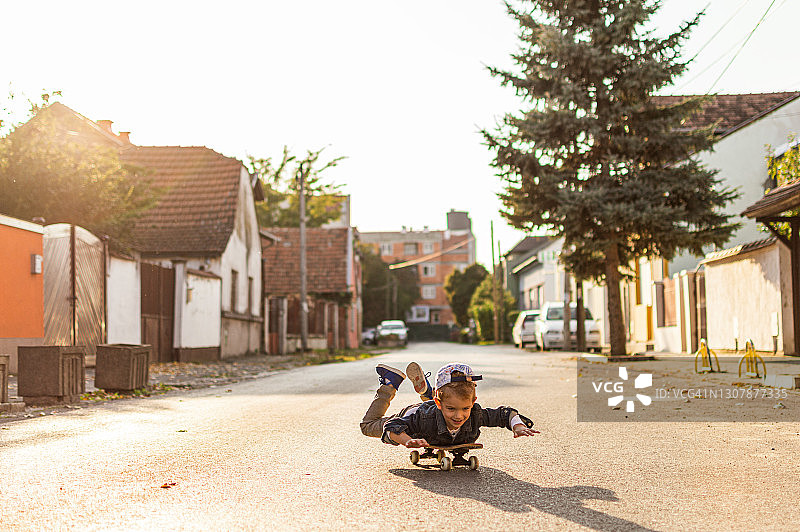 男孩在附近骑车兜风图片素材