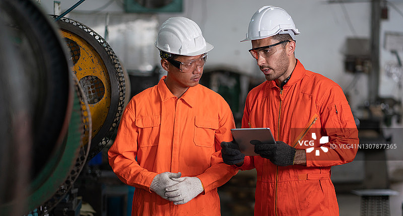 亚洲专业男工程师工人技能质量、维护、培训行业工厂工人、仓库车间工厂操作员、机械工程团队生产。图片素材