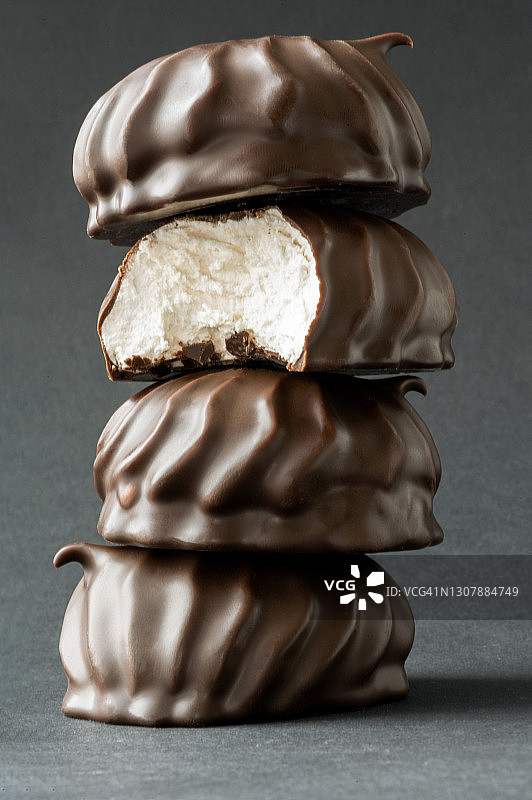 巧克力中的圆形棉花糖山图片素材