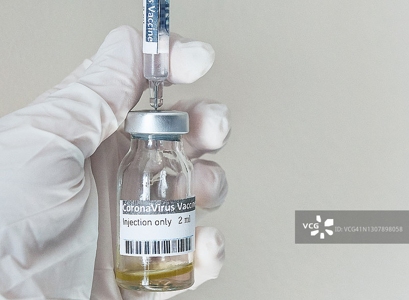 准备储存在低温下的COVID-19疫苗瓶图片素材