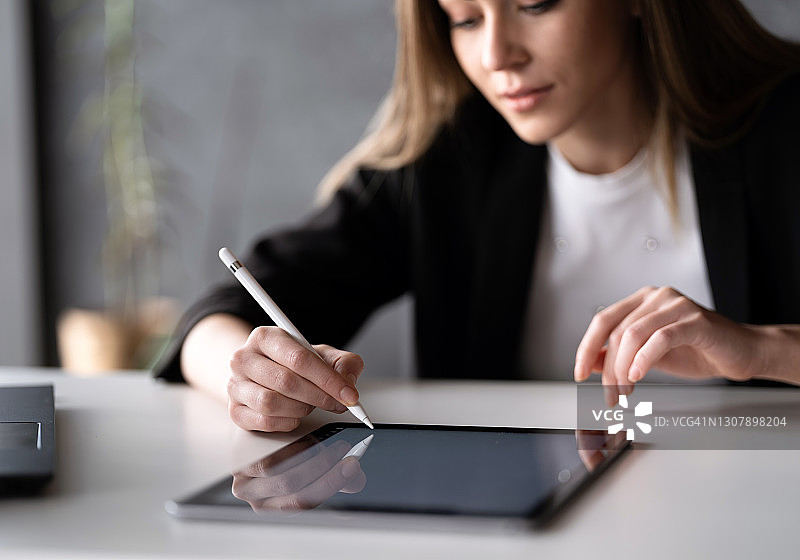 女商人在办公室用数位板签署法律文件图片素材