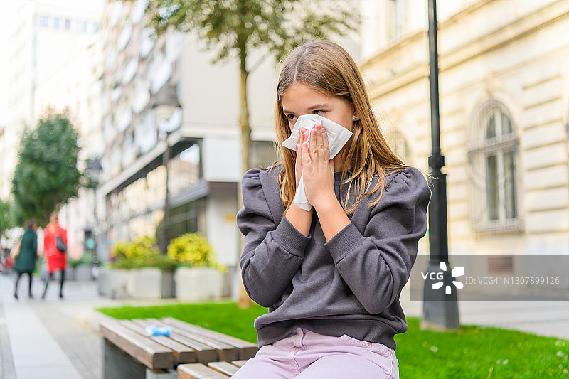 生病的小女孩得了流感病毒，高烧图片素材