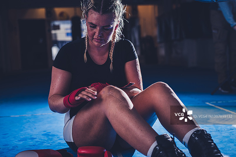 女拳击手训练前缠手带图片素材