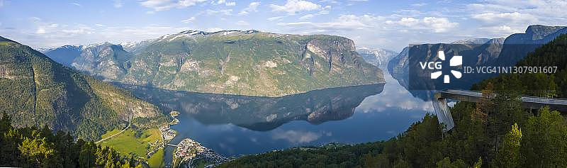 斯泰格斯坦观景台，山脉倒映水中，奥兰峡湾全景，挪威图片素材