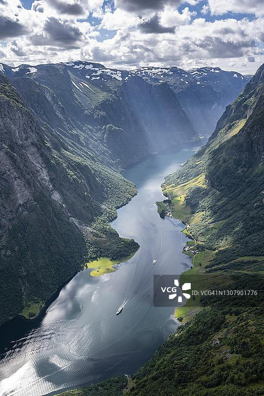 挪威 Aurland Naeroeyfjord Breiskrednosi 山顶峡湾风光图片素材