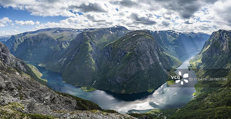 挪威 Aurland Naeroeyfjord Breiskrednosi 山顶峡湾风光图片素材
