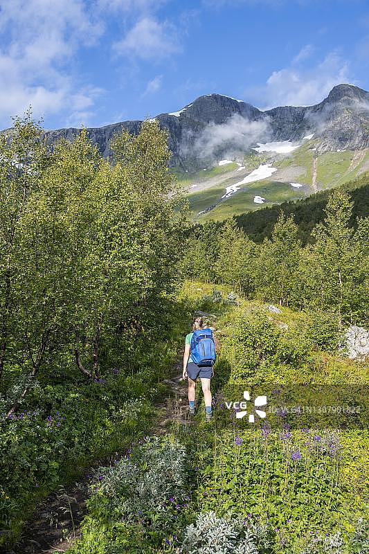 年轻徒步者在挪威Aurland的Rimstig徒步旅行图片素材