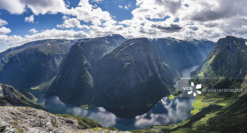 挪威 Aurland Naeroeyfjord Breiskrednosi 山顶峡湾风光图片素材