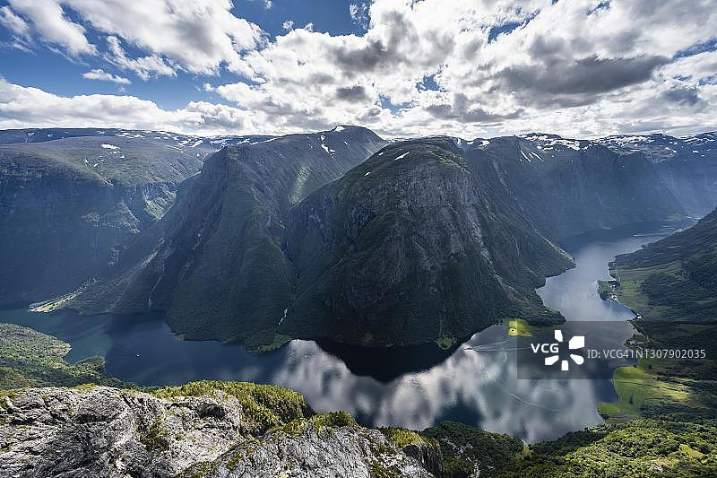 挪威 Aurland Naeroeyfjord Breiskrednosi 山顶峡湾风光图片素材
