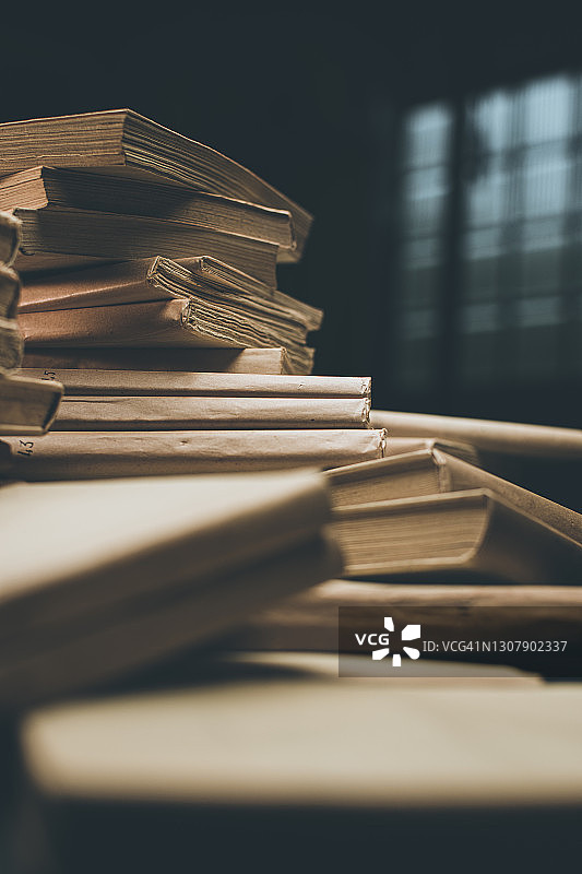 凌乱的旧书堆图片素材