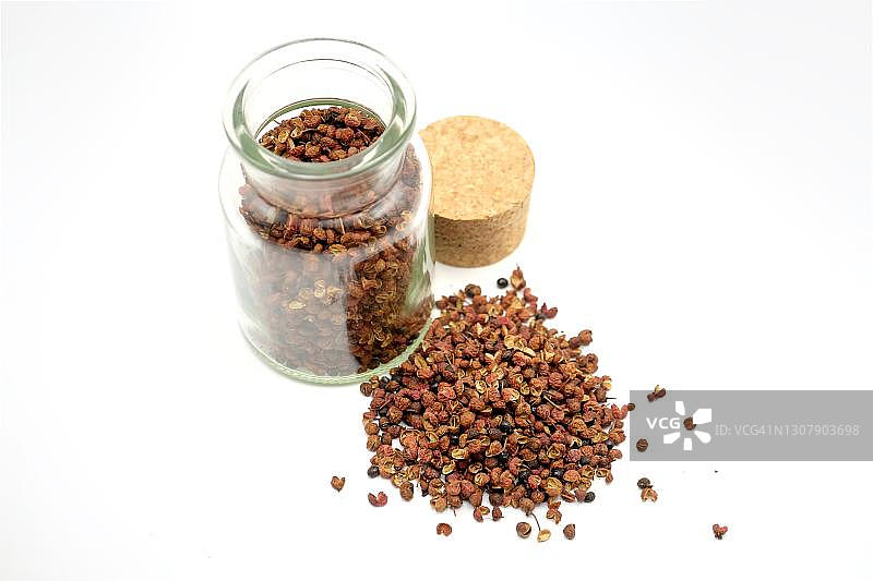 白色背景下的150毫升玻璃香料罐中的四川花椒，德国图片素材