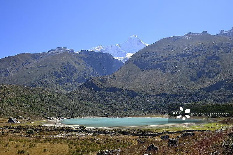 秘鲁瓦伊拉斯省卡拉兹附近的克乌舒泻湖，万多伊山后峰图片素材