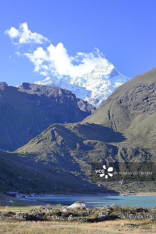 秘鲁瓦伊拉斯省卡拉兹附近的克乌舒泻湖，万多伊山后峰图片素材