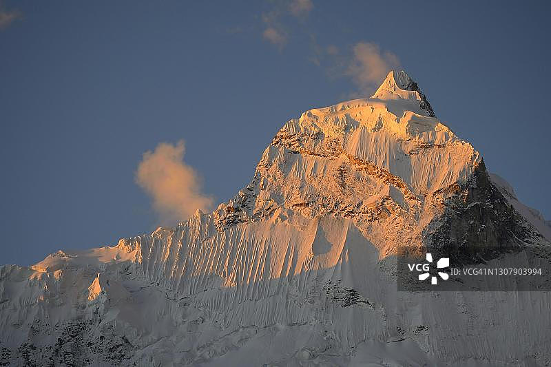 秘鲁瓦伊拉斯省卡拉兹附近，布兰卡山脉万多伊峰顶图片素材