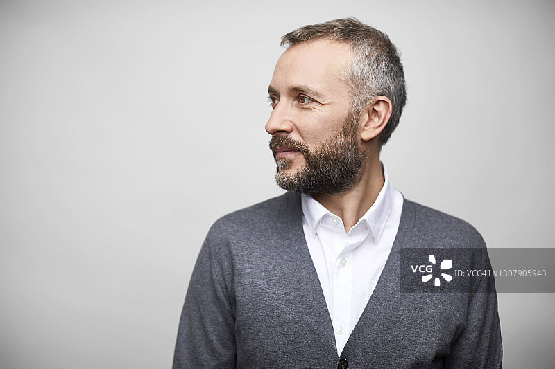 白色背景前的西班牙裔中年商人图片素材