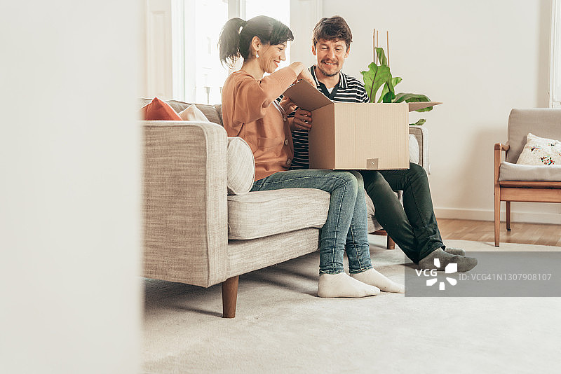 情侣在家打开盒子图片素材