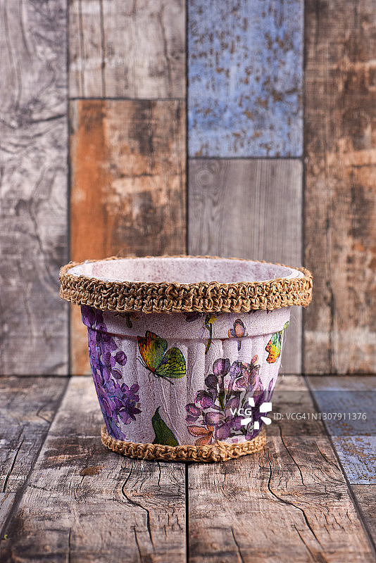 乡村木质背景上的手工空花盆图片素材