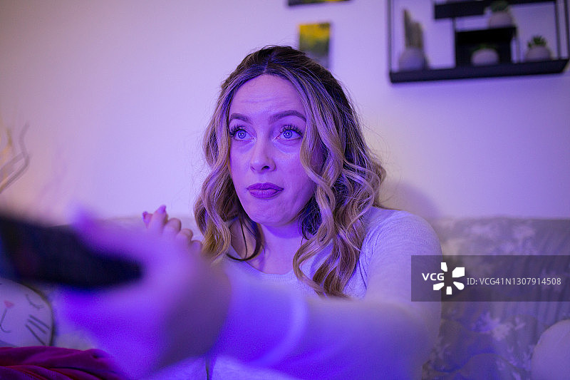 女人换电视频道图片素材