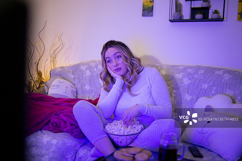 女人观看悲伤电影图片素材