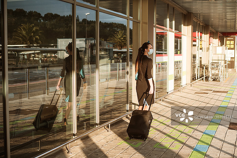 年轻的空中乘务员背影图片素材