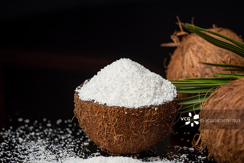 椰子壳中掉落的椰子粉，留有文案空间图片素材