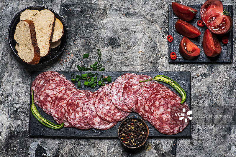 意大利香肠或萨拉米香肠肉类加工品图片素材