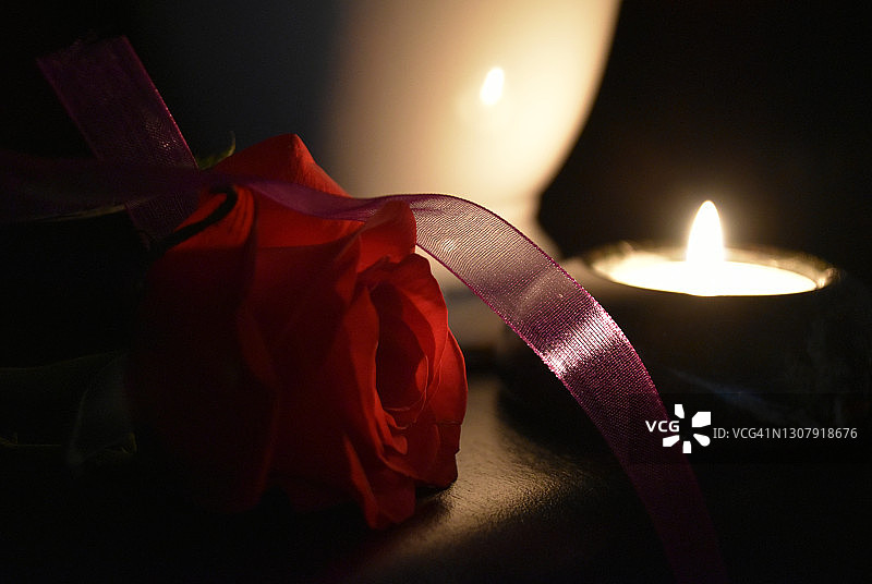 烛光下的红玫瑰与花瓶静物图片素材