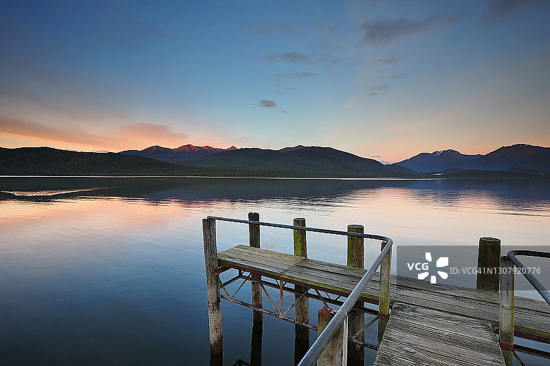 蒂阿瑙湖美丽的清晨图片素材