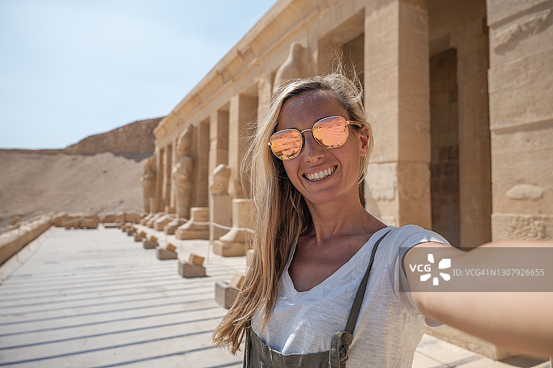 在埃及旅行并与古庙自拍的女子图片素材