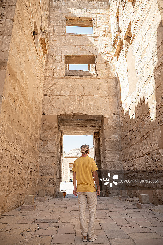 男子站在埃及古庙的入口处图片素材