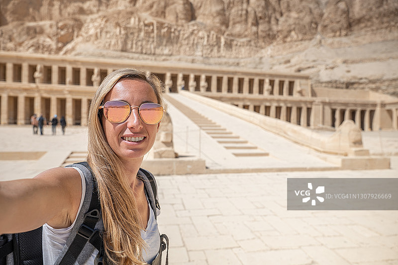 在埃及旅行并与古庙自拍的女子图片素材