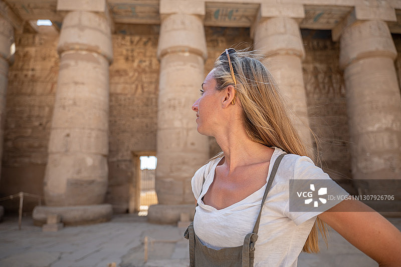 女人探索埃及古庙图片素材