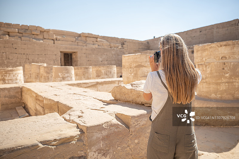 在埃及旅行的女人用相机拍照图片素材