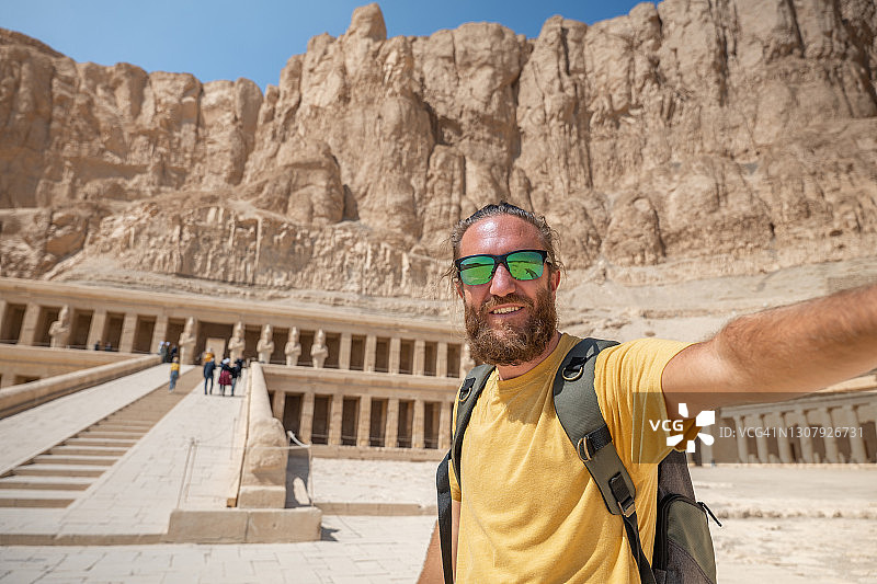 在埃及旅行，与古代寺庙自拍的男人图片素材