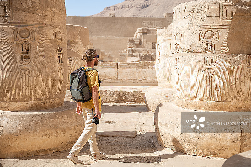 男人走在埃及的古老寺庙里图片素材