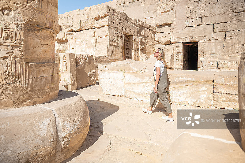 女人在卢克索探索一座寺庙图片素材