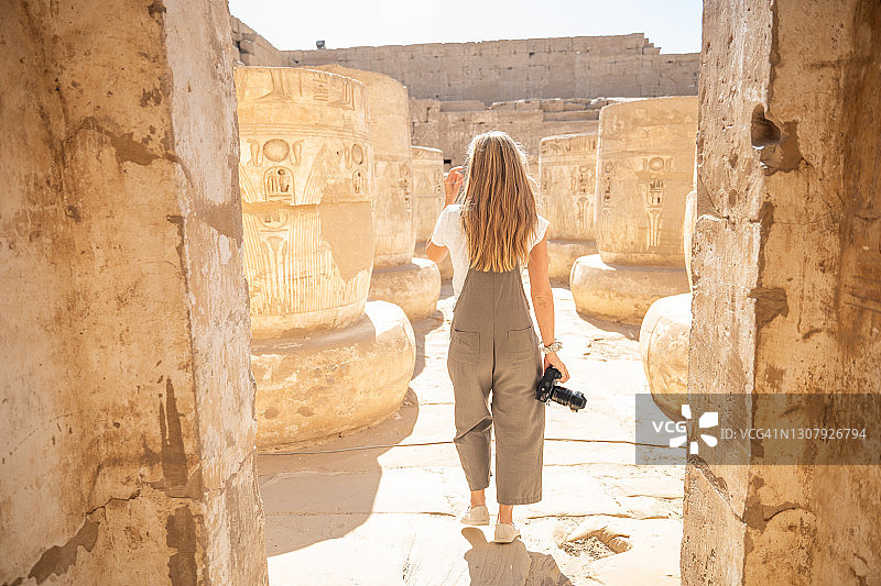 女人探索卢克索的宝藏图片素材