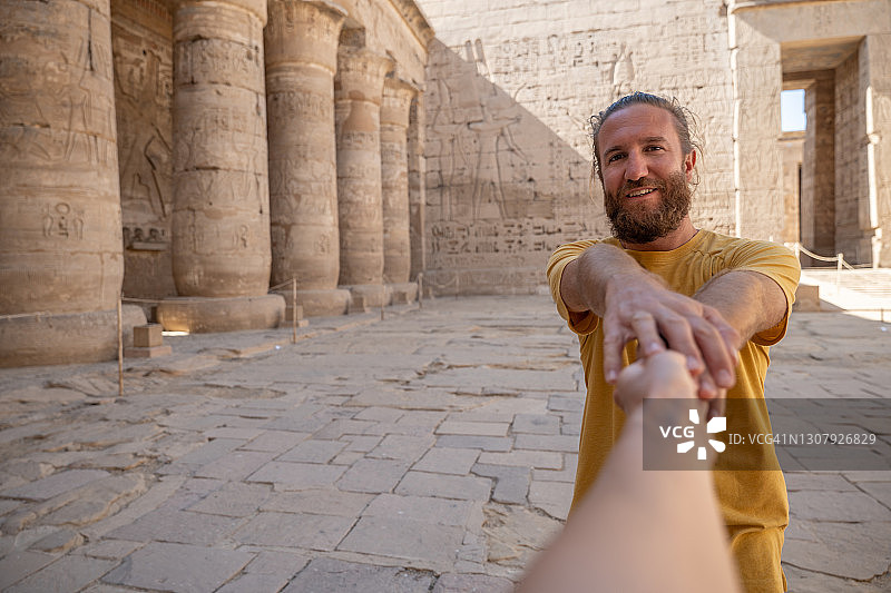 情侣在埃及旅行手牵手图片素材