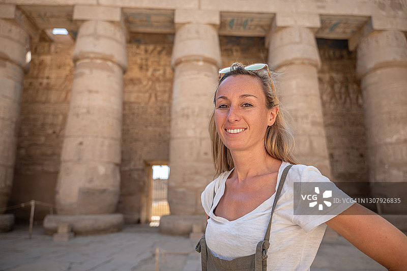 在埃及古庙内的女人肖像图片素材