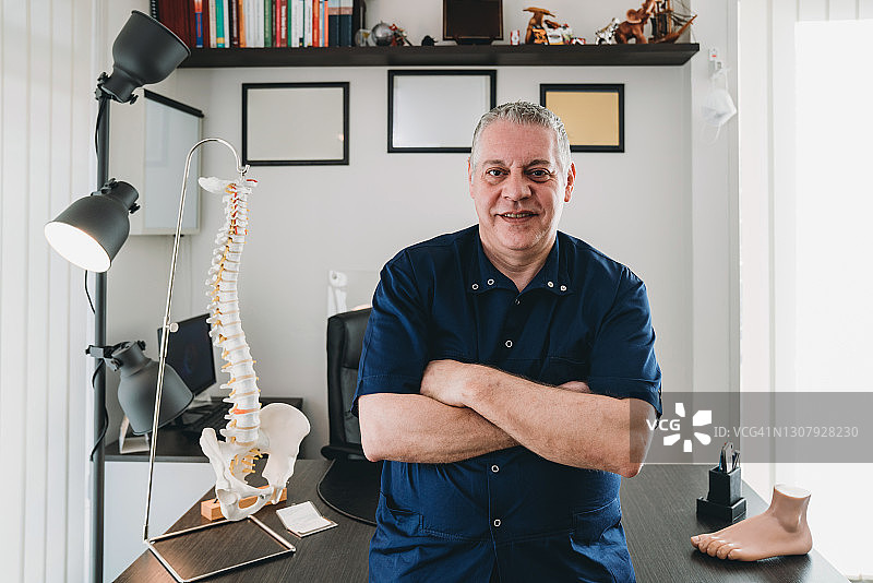 一位骨科医生在他办公室里看着镜头的肖像图片素材