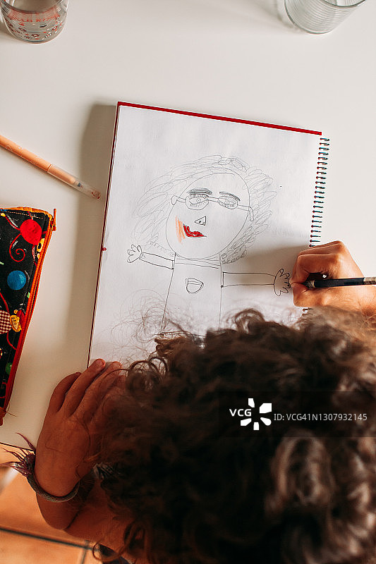 女孩画一个只涂了红色嘴唇的女人图片素材