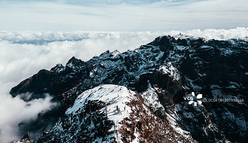 航拍视角：马德拉岛桑塔纳被白雪覆盖的“鲁伊沃峰”图片素材
