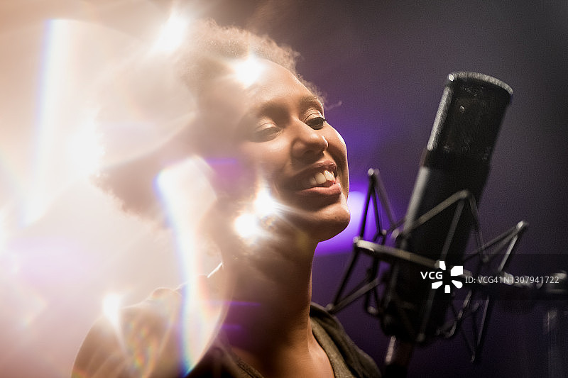 在录音室里微笑的混血成年女性图片素材