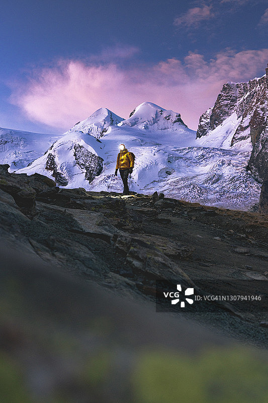 徒步旅行者欣赏卡斯托和波吕克斯峰图片素材