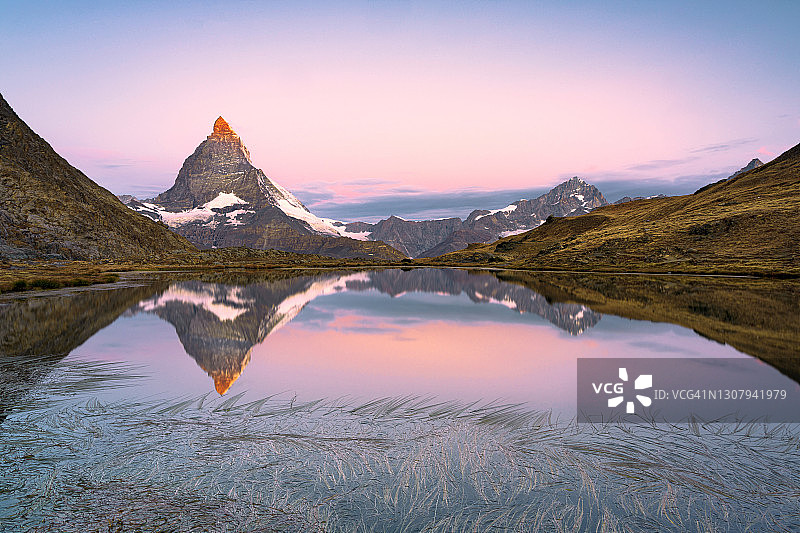 黎明时分倒映在Riffelsee湖中的马特洪峰，瑞士图片素材