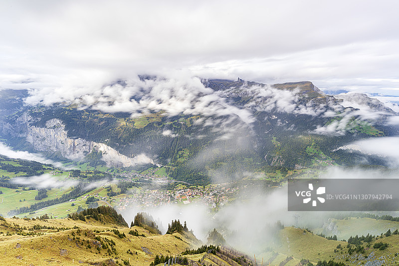 笼罩在雾中的劳特布伦嫩山谷，伯尔尼高地，瑞士图片素材