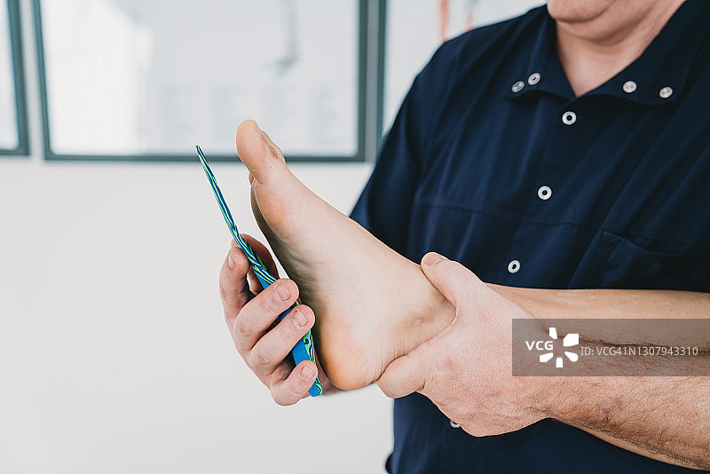年轻女人脚部矫正矫形鞋垫图片素材