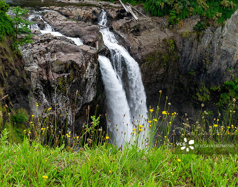 斯诺夸尔米瀑布：华盛顿州的双峰瀑布图片素材