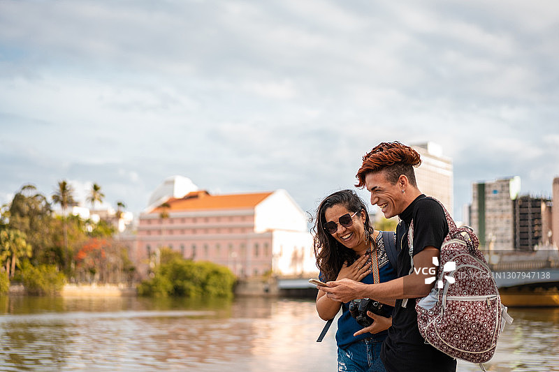 游客在伯南布哥累西腓使用智能手机图片素材