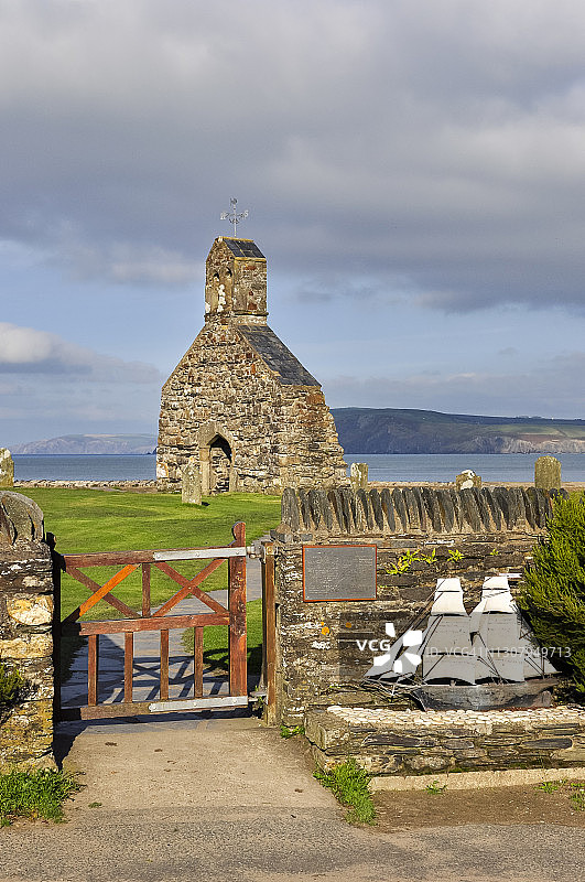 彭布罗克郡Cwm Yr Eglwys教堂，威尔士图片素材